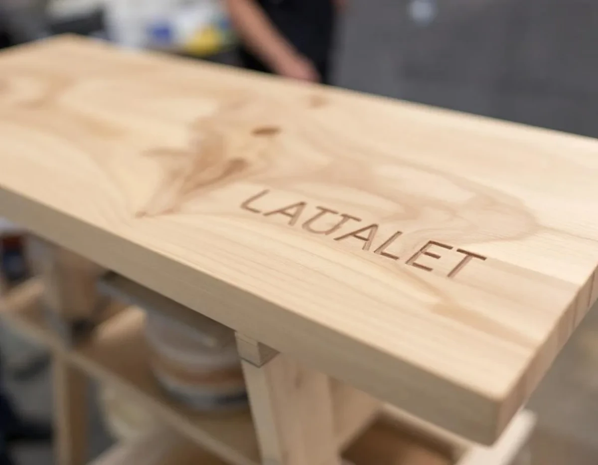 Signalétique en bois artisanale française : l'alliance du design et de l'authenticité